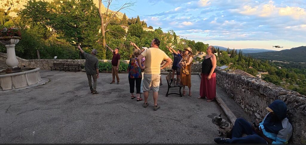 Sur cette scène tournée à Moustiers-Sainte-Marie, tous les regards sont tournés vers le ciel. Le drone est en vol, les derniers réglages sont en cours, les acteurs sont en place et chacun attend le signal du réalisateur. Quelques secondes plus tard, la magie opère.