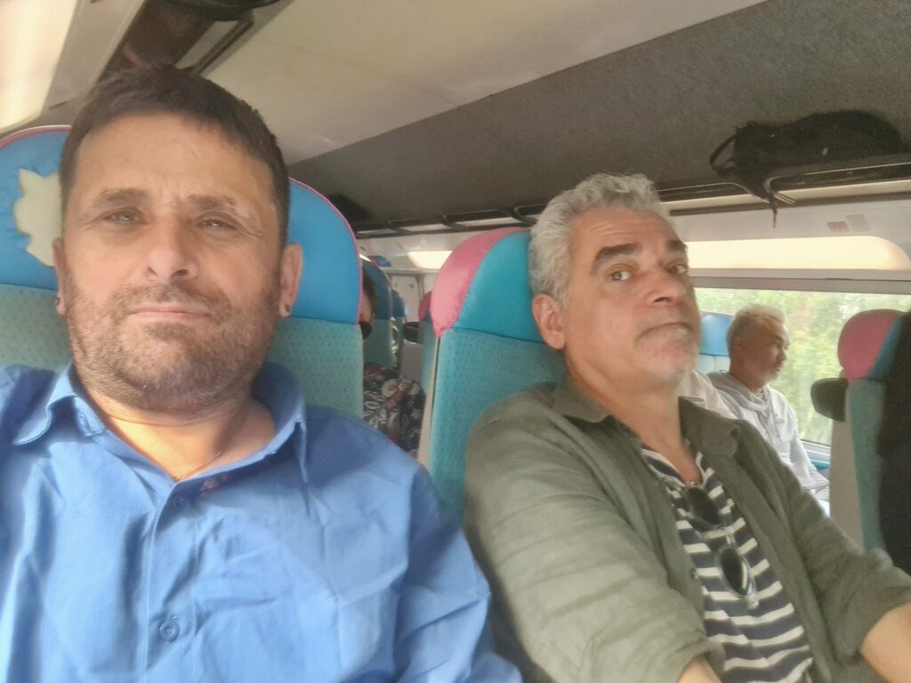 Daryl et Pascal Hervé à bord du train en direction de la Provence pour le tournage du clip Enfant de la Provence.
