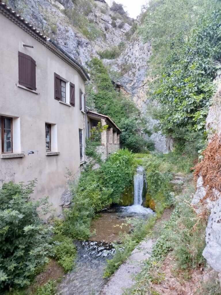 La cascade L'Adou de Moustiers-Sainte-Marie – Un décor emblématique d'Enfant de la Provence