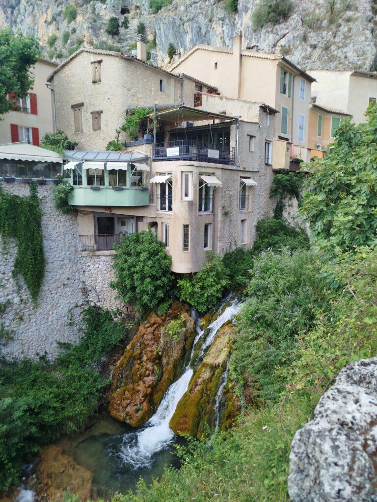 La célèbre cascade de Moustiers-Sainte-Marie au pied des maisons provençales, décor naturel du clip Enfant de la Provence de Daryl.