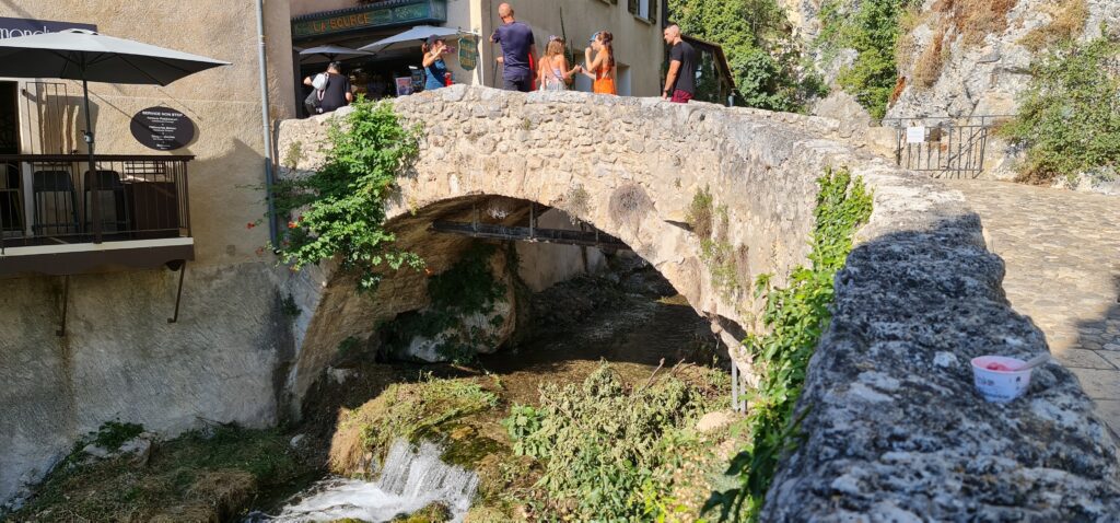 À Moustiers-Sainte-Marie, la beauté des ponts, des cascades et des ruelles transforme chaque scène en une véritable carte postale vivante, où la nature et le patrimoine se répondent avec poésie.