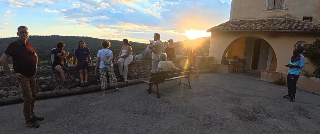 Alors que les derniers rayons de soleil embrassent les hauteurs de Moustiers-Sainte-Marie, l'équipe prend quelques instants pour souffler.