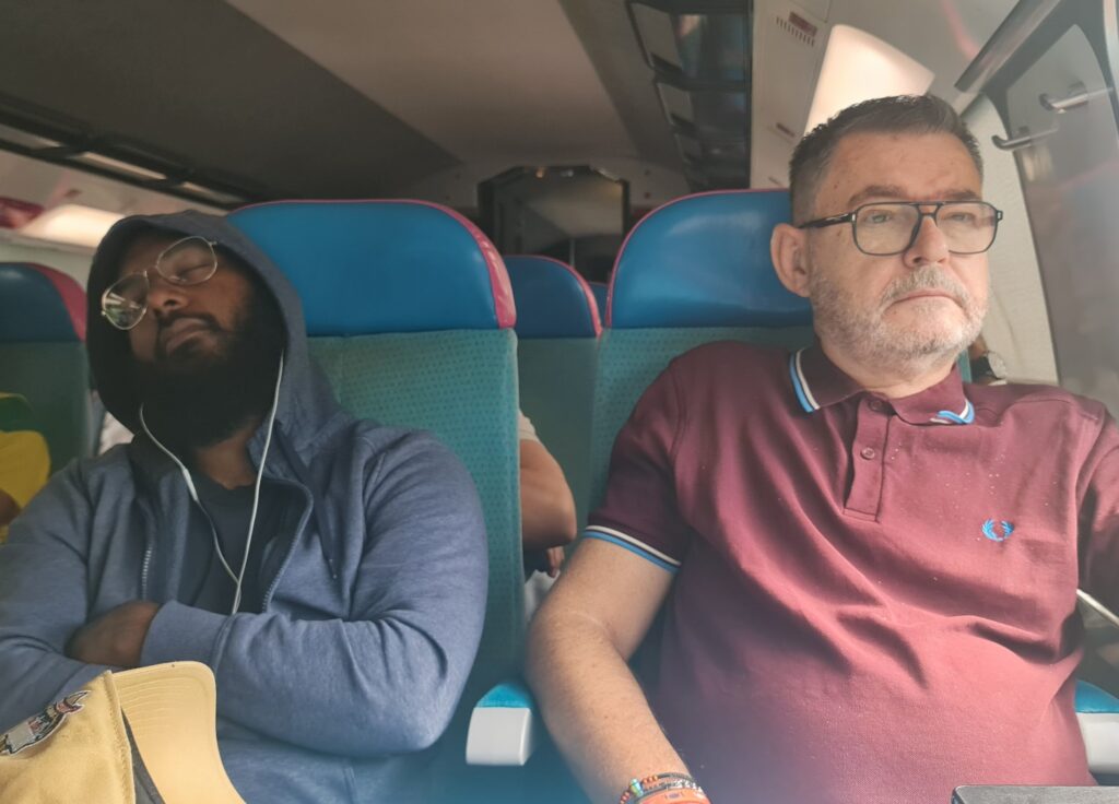 Philippe Granger et le réalisateur Rouben Manika dans le train en direction de la Provence pour le tournage du clip Enfant de la Provence.
