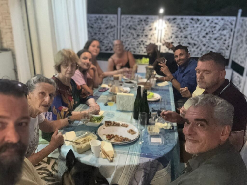 Une belle aventure qui s'achève autour d'un repas partagé.